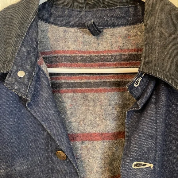 VINTAGE CHORE COAT!!! UNBRANDED, CONTRAST STITCHED DENIM. SZ M